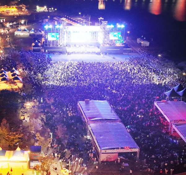 ▲ 지난 7일 칠곡평화분수에서 열린 ‘2024 칠곡꿀맥 페스타’ 모습. ⓒ칠곡군