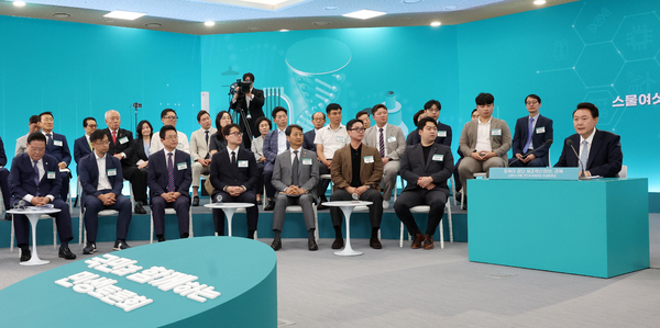 ▲ 지난 6월 민생토론회에서 윤 대통령이 “경북의 성공적인 혁신농업타운 모델을 전국단위로 확산시켜 나가겠다”며 성과를 인정하고 지원을 약속하고 있다. ⓒ경북도