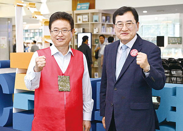 지난 6월 27일 (왼쪽부터)이철우 경북도지사와 주낙영 경주시장이 2025 APEC 정상회의 성공 개최를 다짐하고 있다. ⓒ경주시