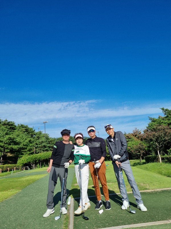 ▲ 지난 2일 포항컨트리클럽에서 개최된 영남리더스 골프회 10월 월례회에 조별 기념촬영을 하고 있다. ⓒ김소헌 기자