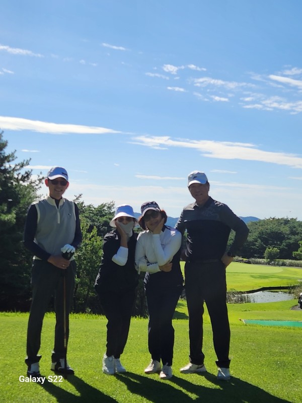 ▲ 지난 2일 포항컨트리클럽에서 개최된 영남리더스 골프회 10월 월례회에 조별 기념촬영을 하고 있다. ⓒ김소헌 기자