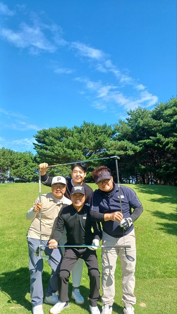 ▲ 지난 2일 포항컨트리클럽에서 개최된 영남리더스 골프회 10월 월례회에 조별 기념촬영을 하고 있다. ⓒ김소헌 기자