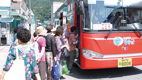 마을 어르신들이 청송 농어촌 무료버스를 이용하고 있다 ⓒ청송군
