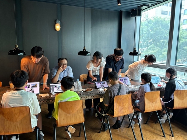 성남시장애인종합복지관 장애아동들의 한국디스플레이 전시회 체험 모습. ⓒ포스코휴먼스