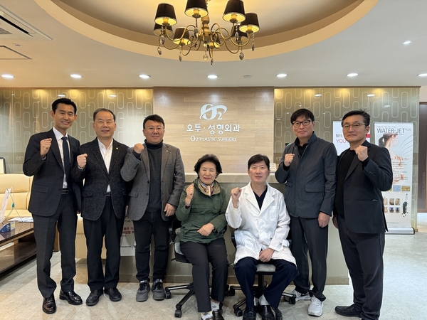 ▲ 포항오투성형외과는 18일 지역의 저소득 어르신을 대상으로 무료성형 수술을 진행했다. ⓒ포항오투성형외과