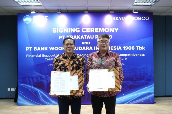 ▲ 17일 우리은행 인도네시아 법인 자카르타 우리소다라은행 본사에서 크라카타우포스코가 우리은행과 '인도네시아 철강 경쟁력 강화를 위한 금융지원 업무협약(MOU)'을 체결했다. 사진 왼쪽부터 정범수 크라카타우포스코 법인장, 김응철 우리소다라은행 법인장 ⓒ포스코