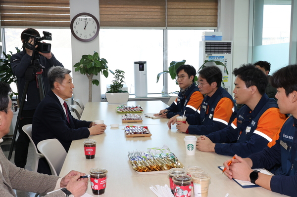 ▲ 이강덕 포항시장은 포스코 노사의 잠정 합의안 도출을 환영했다. 사진은 간담회 모습 ⓒ포항시