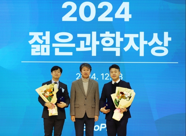 ▲ 에코프로는 지난 18일 제2회 에코프로 젊은 과 학자상 시상식을 열고 울산과학기술원 심교승 교수(왼쪽)와 연세대 이홍경 교수(오른쪽)에게 상을 수여했다. ⓒ에코프로