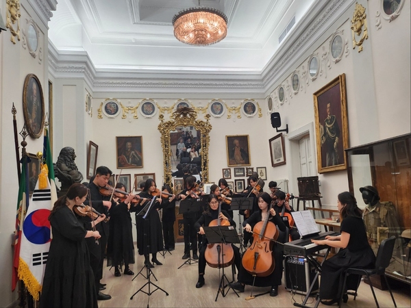 ▲ 포항 바첼스트링스는 로마군사박물관의 초청으로 이탈리아 로마 군사박물관에서 한국·이태리 수교 140주년 기념 연주회를 열었다. ⓒ영남경제 자료