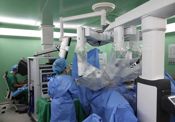 ▲ 포항세명기독병원비뇨의학센터 이준녕 과장이 로봇수술을 진행하고 있다. ⓒ포항세명기독병원