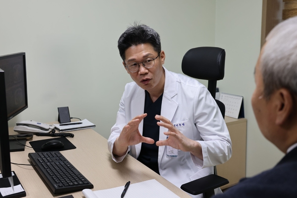 ▲ 이준녕 과장 진료 모습. ⓒ포항세명기독병원