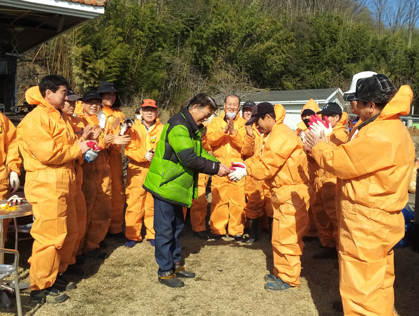 ▲ 포스코 GLD5기 퇴직 동기회에서 마련한 성금을 전달하고 있다 ⓒ포스코