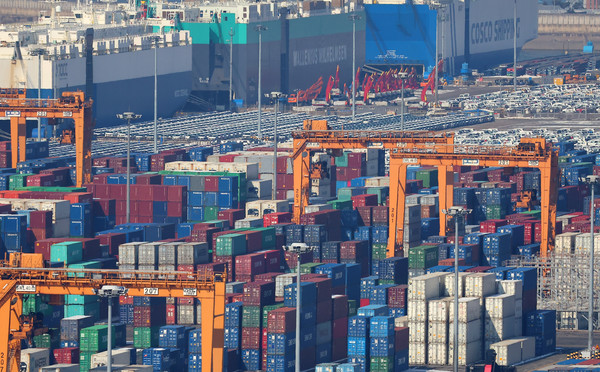 ▲ 경가도 평택항에 세워진 수출용 차들과 컨테이너 박스 ⓒ연합