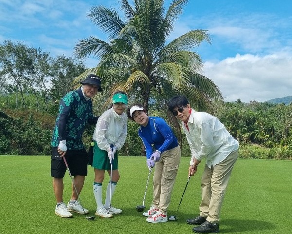 중국 하이난 세븐힐스CC에서 라운딩을 즐기고 있는 회원들 ⓒ김소헌기자