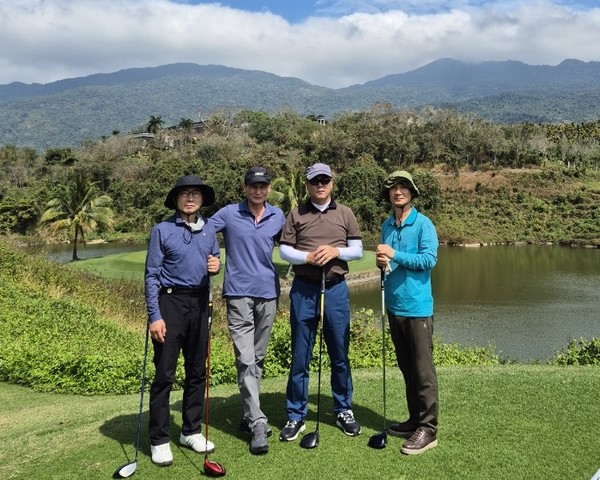 중국 하이난 세븐힐스CC에서 라운딩을 즐기고 있는 회원들 ⓒ김소헌기자