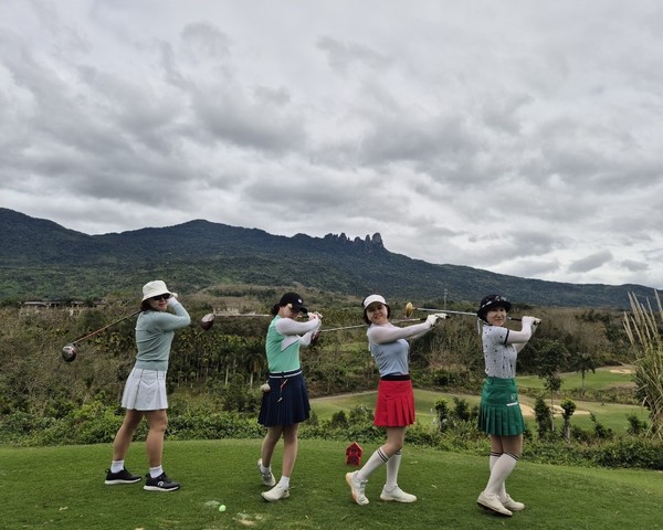 중국 하이난 세븐힐스CC에서 라운딩을 즐기고 있는 회원들 ⓒ김소헌기자