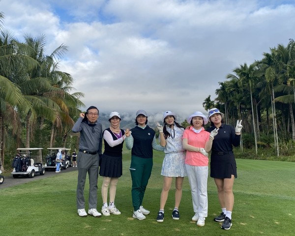 중국 하이난 세븐힐스CC에서 라운딩을 즐기고 있는 회원들 ⓒ김소헌기자