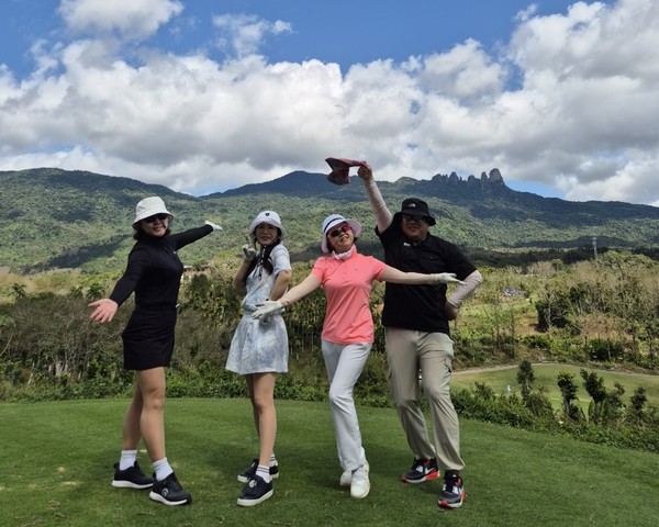 중국 하이난 세븐힐스CC에서 라운딩을 즐기고 있는 회원들 ⓒ김소헌기자