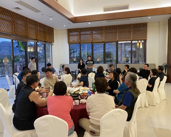 중국 하이난 세븐힐스CC에서 만찬을 즐기고 있는 회원들 ⓒ김소헌기자