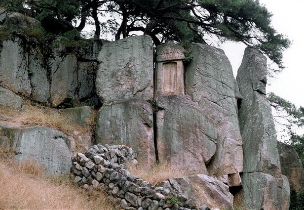 경주 표암. 6부촌의 첫번째 씨족인 알천양산촌의 족장 알평이 하늘에서 내려온 곳으로 알려진 장소이다. 알평은 훗날 이씨 성을 사성받아 경주 이씨의 득성조가 된다. ⓒ국가유산청