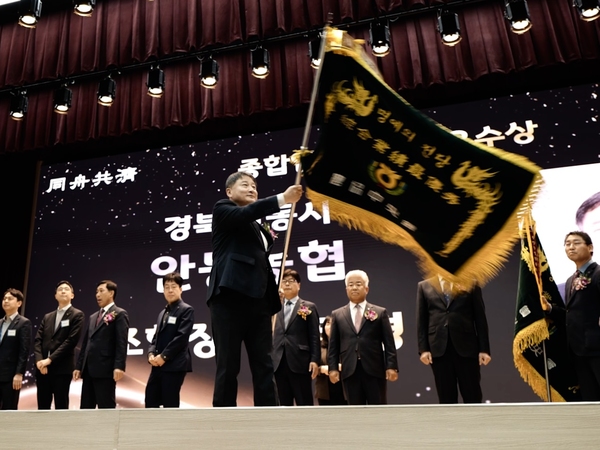 ▲ 권태형 조합장이 명예의 전당에 헌액된 안동농협의 깃발을 흔들고 있다. ⓒ안동농협