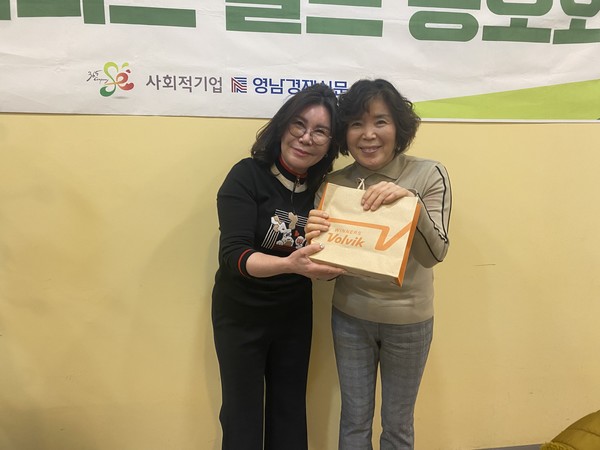 ▲ 영남 리더스 골프회 3월 월례회 시상식(김민지 부회장/준우승 박명숙 회원) ⓒ김소헌기자