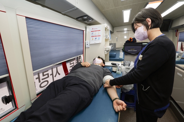 ▲ 포스코 포항제철소(소장 이동렬)가 3월 5일과 6일 양일간 포스코 및 임직원 직원들 대상으로 ‘사랑의 헌혈’ 행사를 개최하며 생명 나눔의 시간을 가졌다. ⓒ포스코