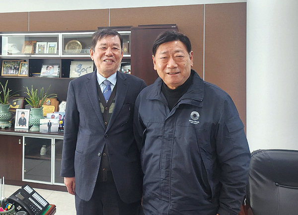 ▲ 본지 이익재 회장과 영덕 오션비치 골프앤리조트 조재관 회장. ⓒ영남경제 자료