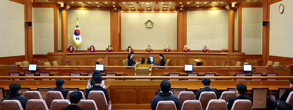 이창수 중앙지검장 등 검사 3인 및 최재해 감사원장에 대한 탄핵심판 선고가 열린 13일 서울 종로구 헌법재판소에서 문형배 헌법재판소장 권한대행을 비롯한 헌법재판관들이 자리하고 있다. ⓒ연합
