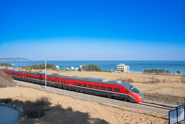 ▲ 동해선 삼척-영덕 구간을 달리는 열차 ⓒ연합