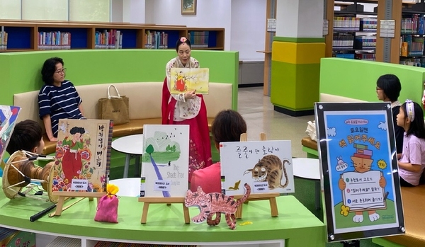 한복을 입고 어린이들에게 동화구연을 해 주고 있다. ⓒ김천시