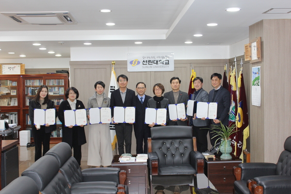 ▲ 선린대학교(총장 곽진환)는 20일 개교 56주년을 기념해 17일 총장실에서 교직원 근속표창 수상식을 가졌다. ⓒ선린대