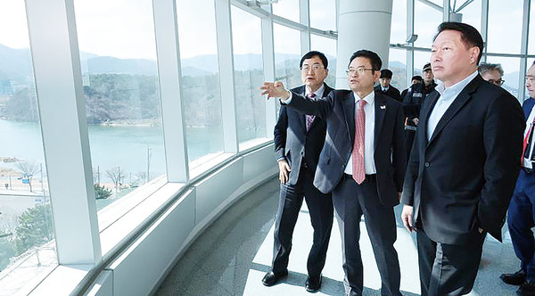 ▲ 최태원 대한상공회의소 회장이 이틀간 경주를 방문해 APEC  행사 준비 상황을 점검하고 있다. ⓒ대한상의