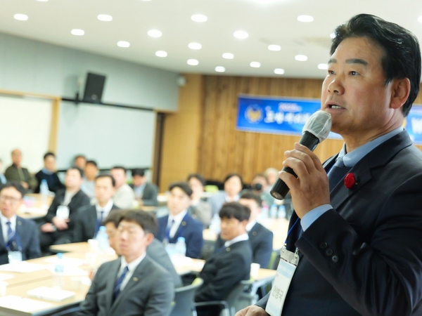 ▲ ‘2025 포항뿌리회 역량강화 워크숍’에서 강연을 하는 안병국 시의원 ⓒ영남경제 자료