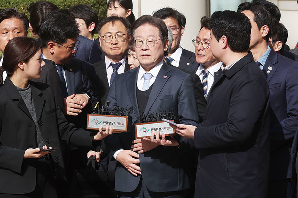 ▲ 더불어민주당 이재명 대표가 26일 공직선거법 위반 항소심에서 무죄를 선고받은 뒤 입장을 밝히고 있다. ⓒ연합