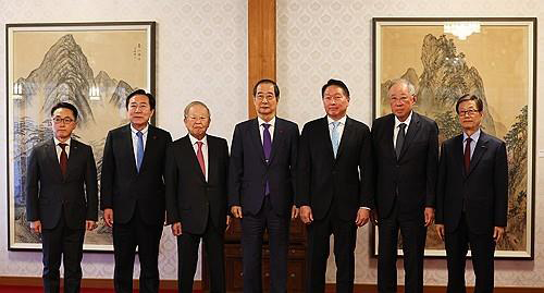 ▲ 2024년 12월 23일 총리서울공관에서 만난 한덕수 권한대행과 경제6단체 대표들 ⓒ연합