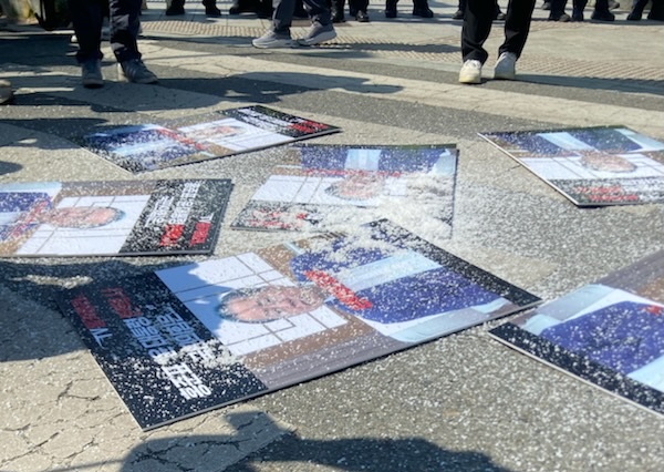 ▲ 대구시민단체연대회의 등 10개 시민단체는 11일 오전 대구시청 산격청사 앞에서 홍준표 대구시장의 퇴임을 비판하는 기자회견을 열고 소금과 팥을 뿌리는 퍼퍼먼스를 진행했다 ⓒ영남경제 자료