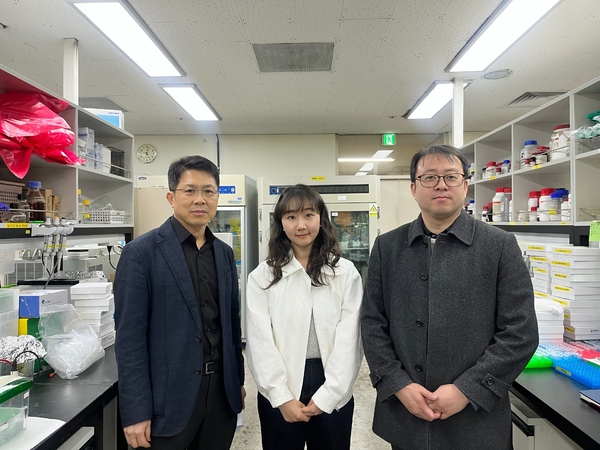 ▲ 임현석 포스텍 교수, 왕희명 연구원, 서종철 교수가 기념촬영을 하고 있다. ⓒ포스텍