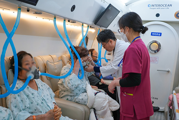 ▲ 다인용 고압산소치료 모습. ⓒ 포항성모병원