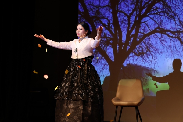 ▲ 자전적 詩 콘서트 '누구라도 한때는 시인이었느니' 이경희 낭송가의 공연모습 ⓒ김소헌 기자