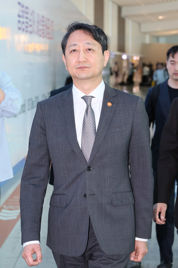 ▲ 안덕근 산업통상자원부 장관이 24일(현지시간) 미국 워싱턴DC에서 열리는 '한미 2+2 통상협의'에 참석하기 위해 23일 인천국제공항을 통해 출국하고 있다. ⓒ연합