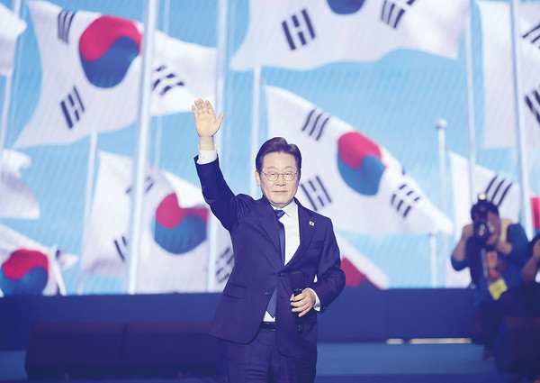 ▲ 더불어민주당 이재명 대선 경선 후보가 27일 ‘제21대 대통령선거 후보자 선출을 위한 수도권·강원·제주 경선 및 최종 후보자 선출 대회’에서 최종 후보로 확정된 뒤 손들어 인사하고 있다. ⓒ연합