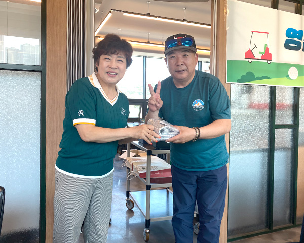 영남리더스골프회 5월 월례회 시상 신페리오 우승 정승윤 회원ⓒ김소헌기자