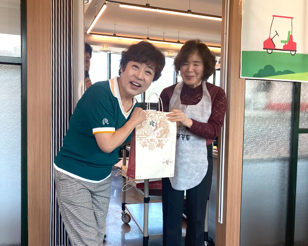 영남리더스골프회 5월 월례회 시상 아차상 박명숙 회원ⓒ김소헌기자