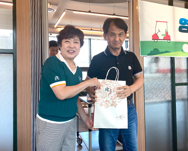 영남리더스골프회 5월 월례회 시상 행운상 김효우 회원ⓒ김소헌기자