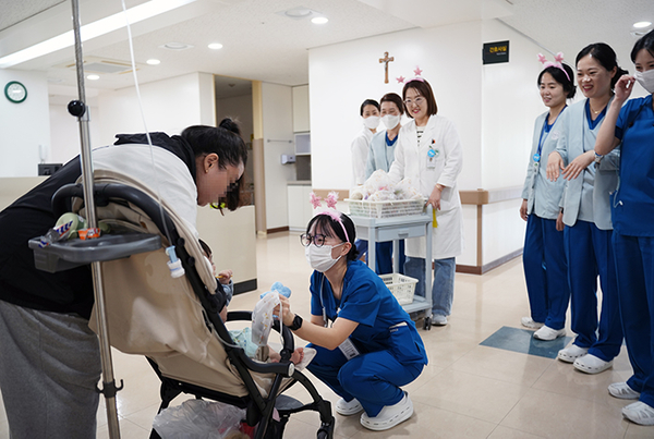 포항성모병원이 가정의 달을 맞아 입원 중인 환자들을 위한 특별한 위로 행사를 진행했다. ⓒ포항성모병원