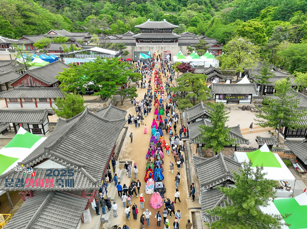 ▲ 문경찻사발축제에서 펼쳐진 한복패션쇼. ⓒ문경시
