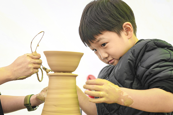 행사에 참여한 한 아이가 빚기 체험을 하고 있다. ⓒ문경시