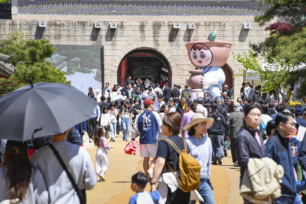 문경찻사발축제에 많은 관광객들이 방문해 행사장을 누비고 있다. ⓒ문경시