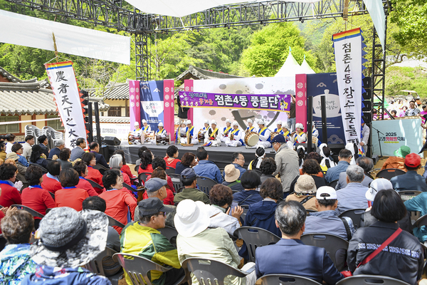 점촌4동 풍물단이 축제의 성공을 기원하며 풍물놀이를 선보이고 있다. ⓒ문경시